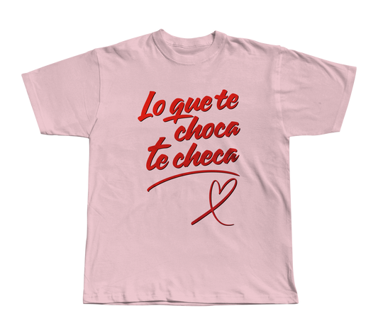 SEIS DE COPAS: Playera Rosa LO QUE TE CHOCA TE CHECA
